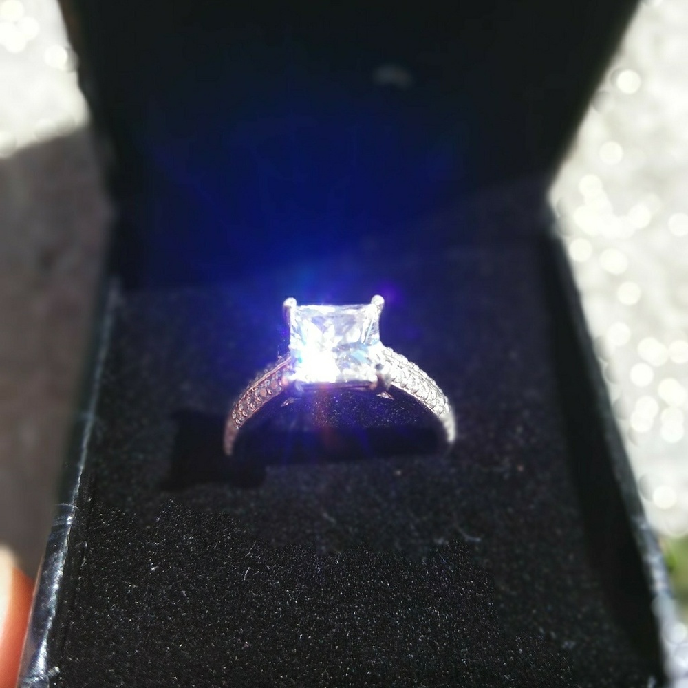 Moissanite - Picture 2 of 8